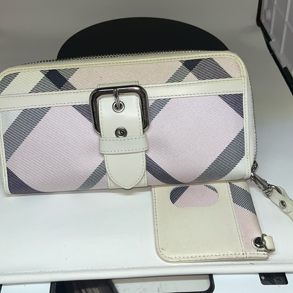 Authentic Rare  NWOT Super Cute Burberry baby Pink wristlet with Id card - Picture 1 of 11